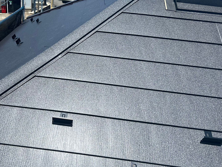 スーパーガルテクトは軽量で耐久性が高く、断熱材も一体化しているため、屋根リフォームで人気の高い金属屋根材