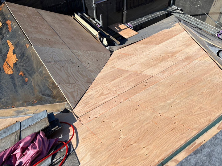 野地板を補強する葺き替えの様子