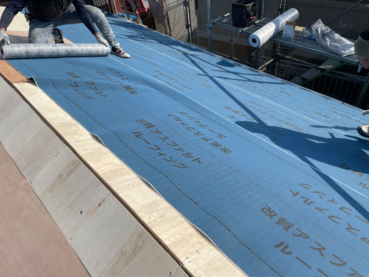 屋根の下葺き材とは？ルーフィングの役割と選び方のポイントを解説