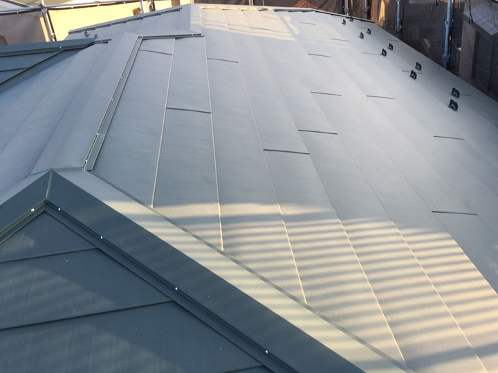 ガルバリウム鋼板屋根の施工