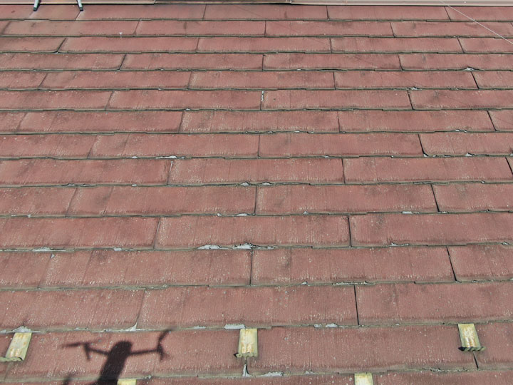 2000年前後に製造された一部のノンアスベスト屋根材（パミールなど）は、素材自体が層状に剥離してしまう性質を持っています。