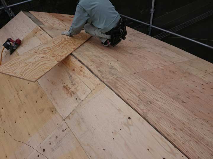 新しい野地板を施工中