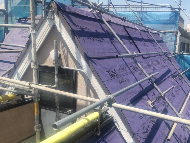 屋根足場を組んだ現場