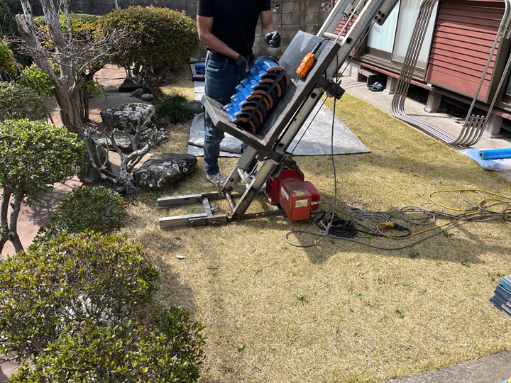 瓦は重量と厚みがある分、ノンアスベストのスレートよりも撤去や処分にかかる費用が高くなりやすい