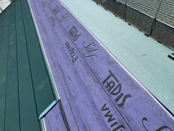 屋根カバー工法中の写真