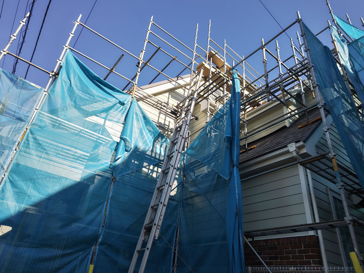 メッシュシートと足場