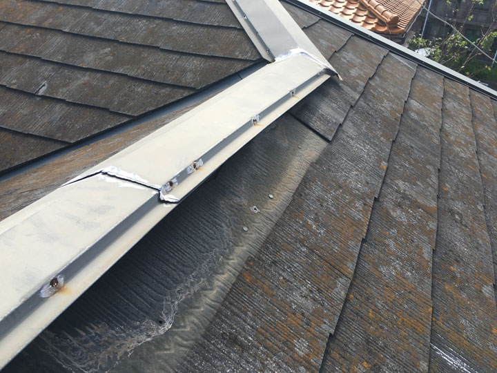 屋根の浮きとは？原因と対処法・訪問業者に注意すべきポイントを解説