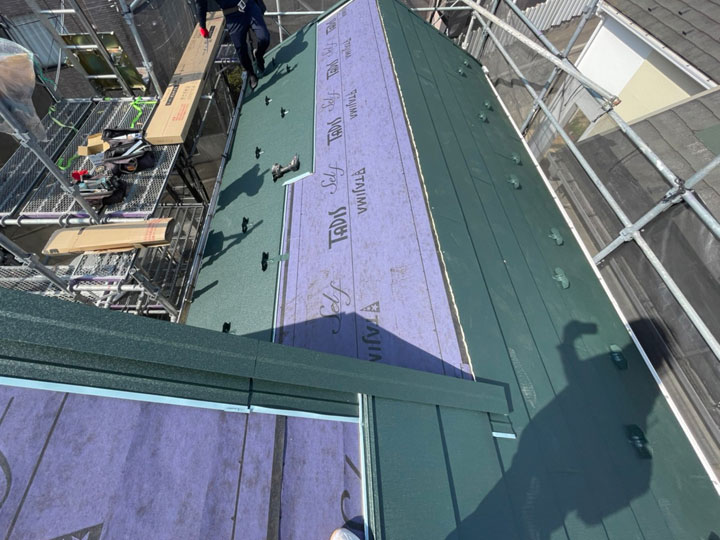 ガルバリウム鋼板の屋根リフォーム費用はいくら？相場や金額が変わるポイントを解説