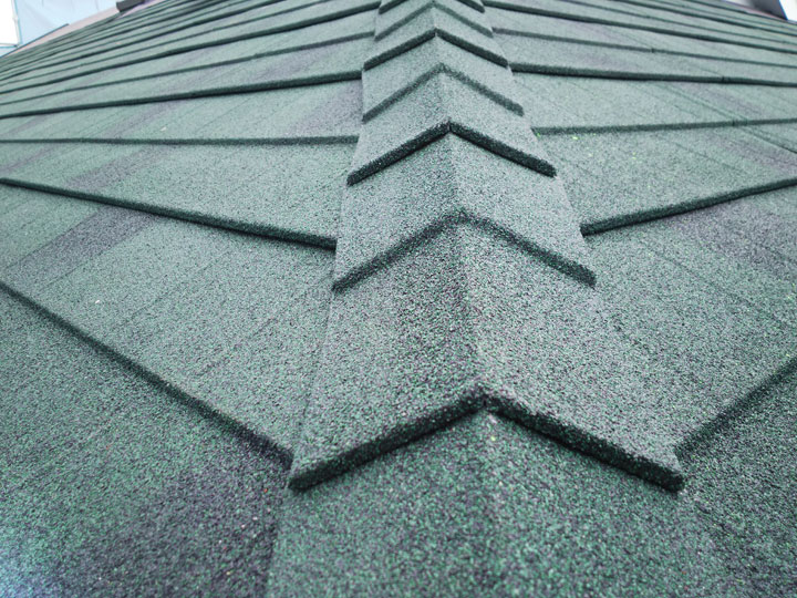 しかしディプロマットスターは天然石粒によって表面が保護されているため、定期的な塗り替えを前提とした屋根材ではありません。