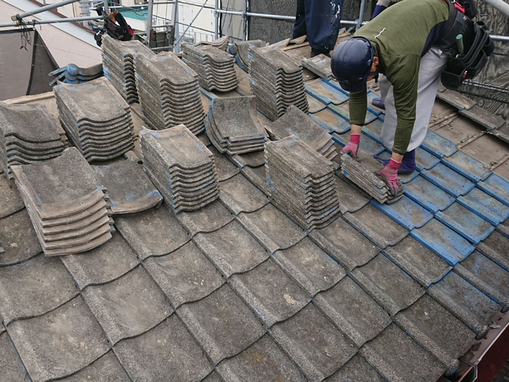 セメント瓦の撤去の様子