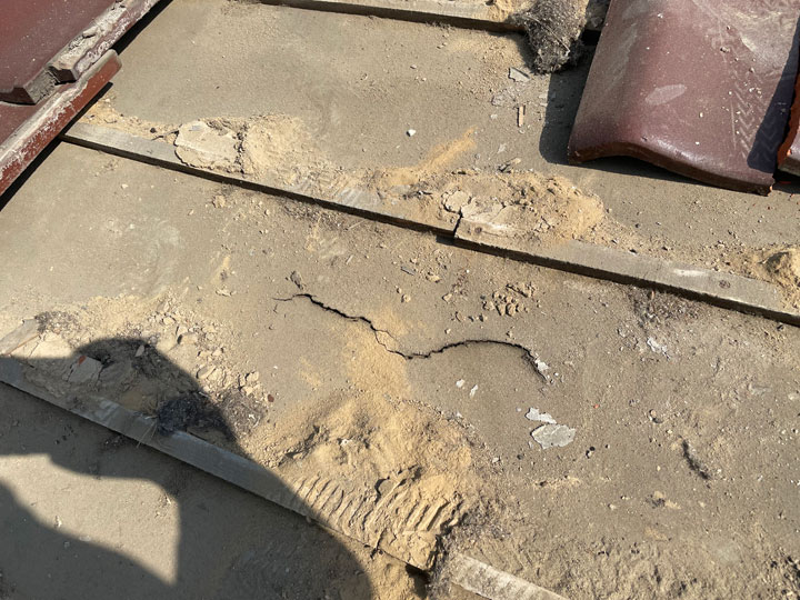 劣化が見られるルーフィング