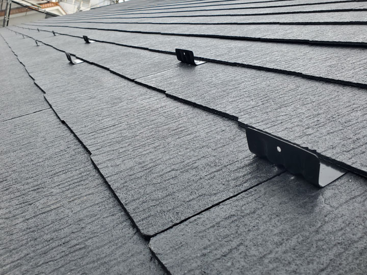 スレート屋根とは？特徴・コロニアルやカラーベストとの違い、注意点を解説