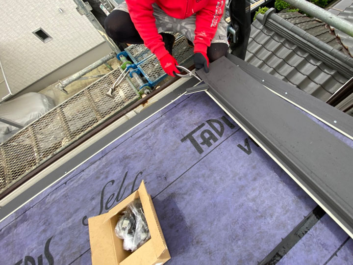 街の屋根やさんでの縦葺き屋根の施工