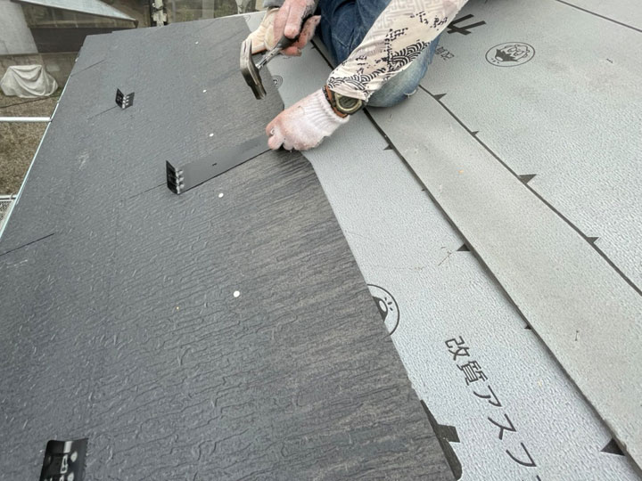 コロニアルの施工の様子