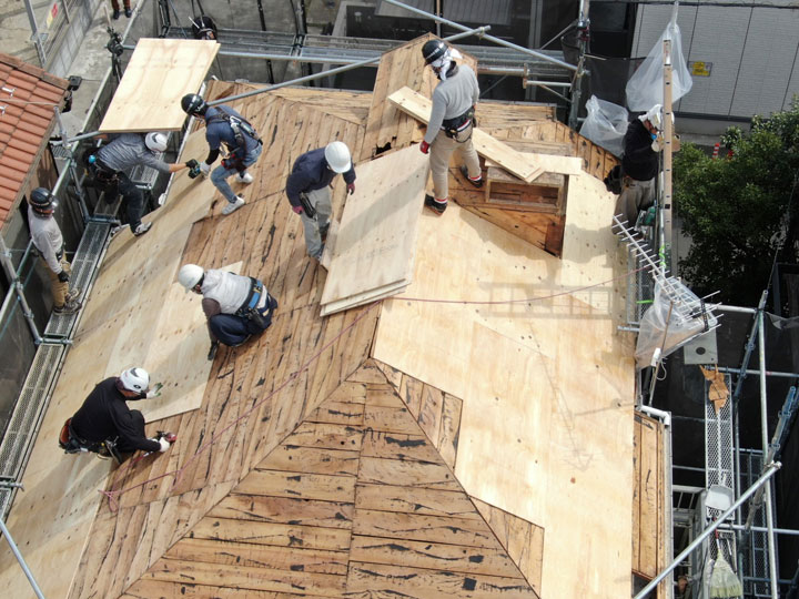 屋根にコンパネは使うの？正しい野地板の種類と見積もりで確認すべきポイント