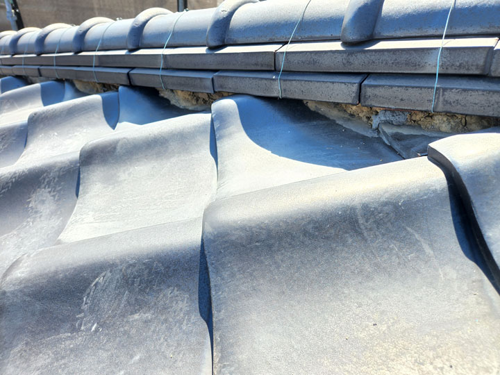 劣化した漆喰の様子