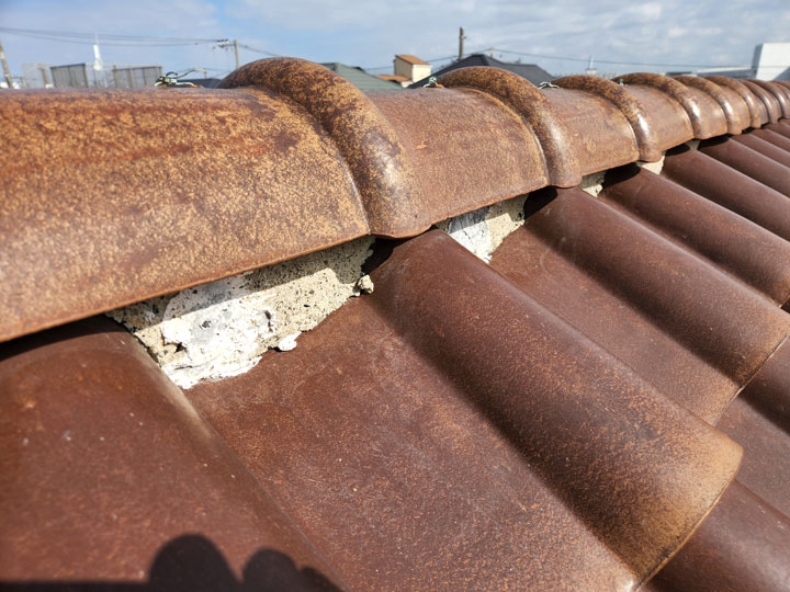 点検中の瓦屋根