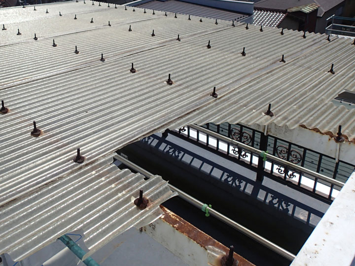 波板交換は早めが安心！強風被害への対処や保険活用まで解説