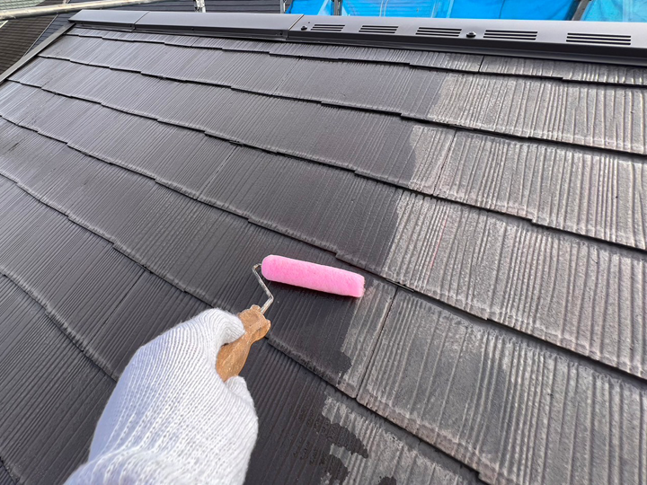 下塗り中の屋根塗装