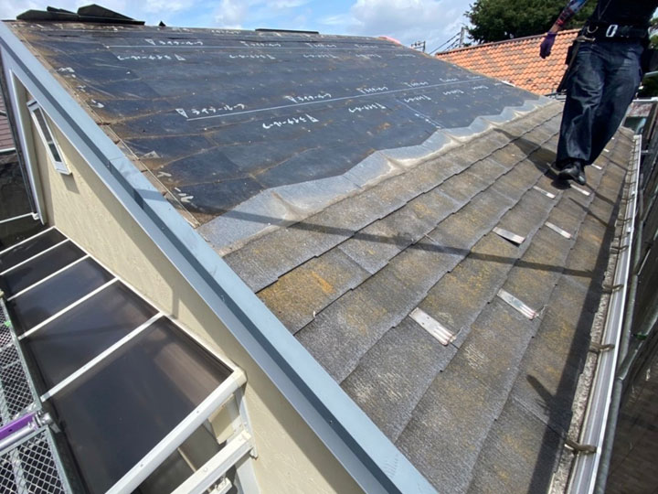 スレート材撤去中