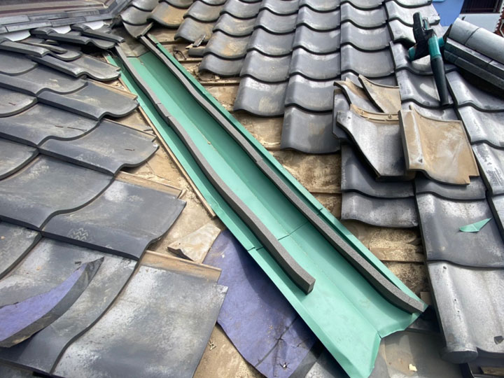 瓦屋根の谷板金補修