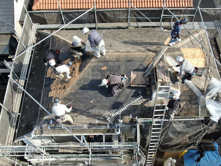 葺き替えの様子をドローンで撮影
