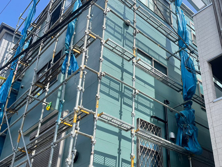 屋根リフォームや外壁塗装の足場代はどう決められている？参考になる相場も解説