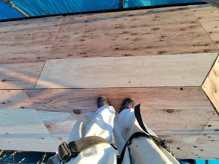 屋根葺き替えは「野地板」が肝！増し張りと張り替えの違いや業者選びの注意点