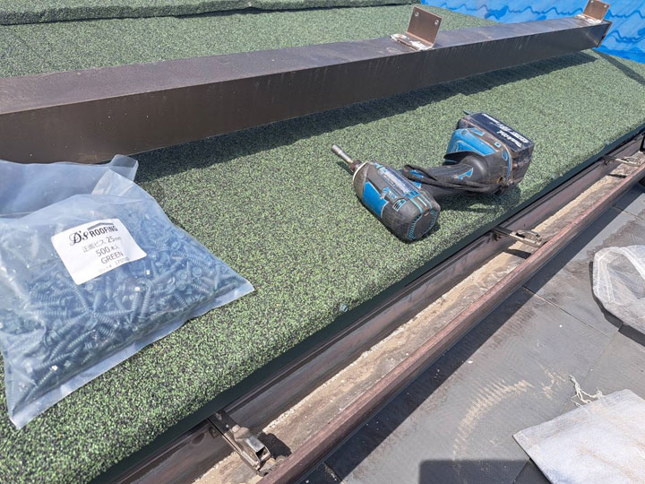 石粒付き金属屋根