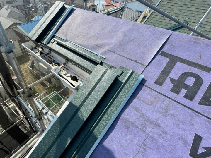 屋根カバー工法途中