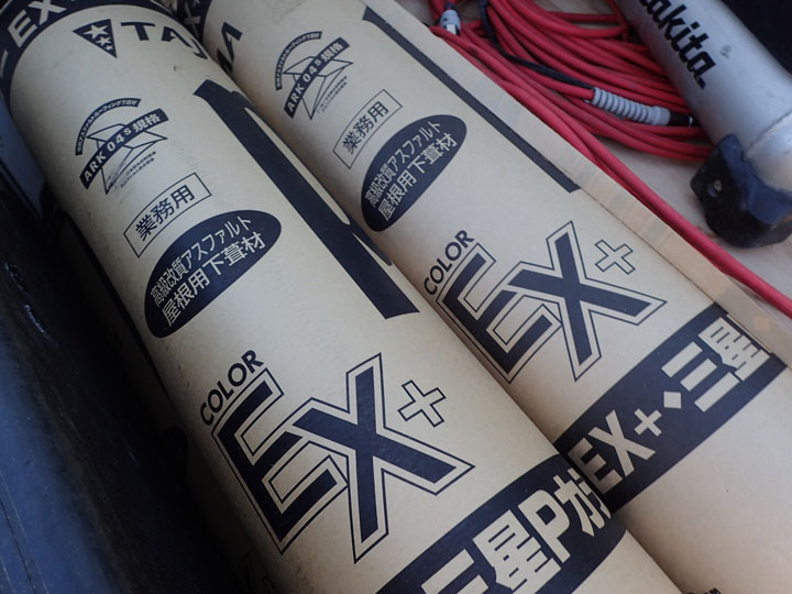 施工前の改質アスファルトルーフィング