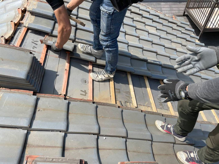 古い瓦は再利用できる？葺き直しとの違いと判断ポイントを解説