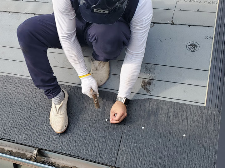 スレートを葺いている工程