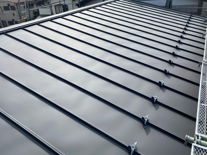 縦葺きの金属屋根