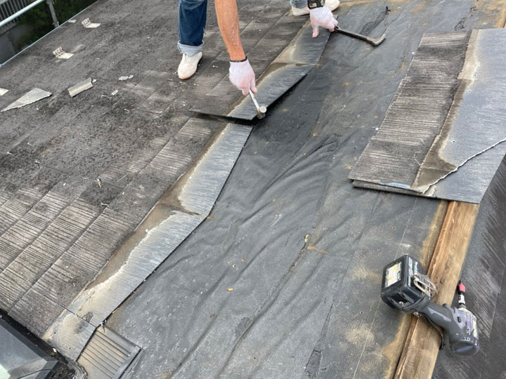 スレート屋根の葺き替え工事｜費用相場とアスベスト処分費の注意点