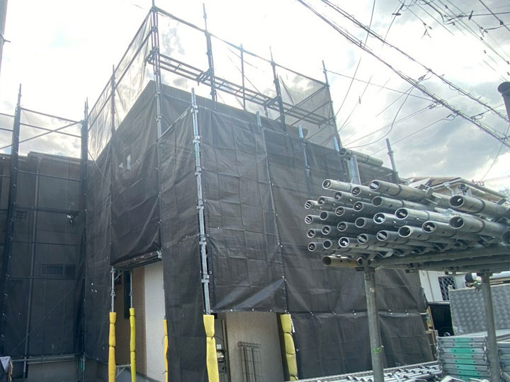 屋根塗装用に組んだ足場