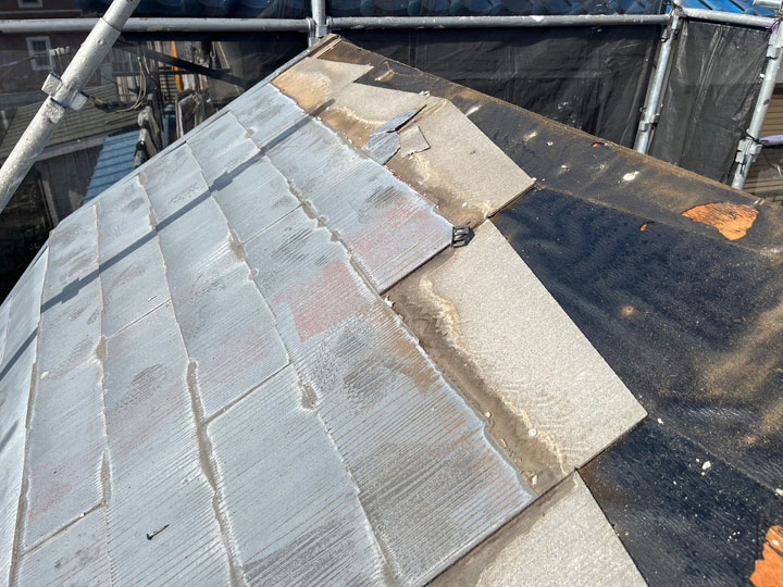 アスベスト含有スレートの撤去中