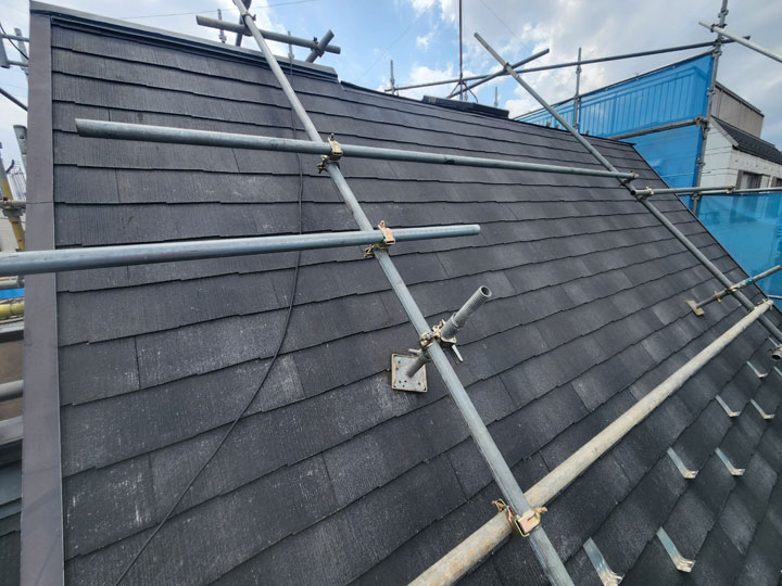 屋根リフォームの「屋根足場」とは？急勾配で必要な理由と気になる費用への影響