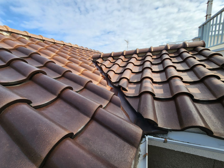 葺き替え前の瓦屋根