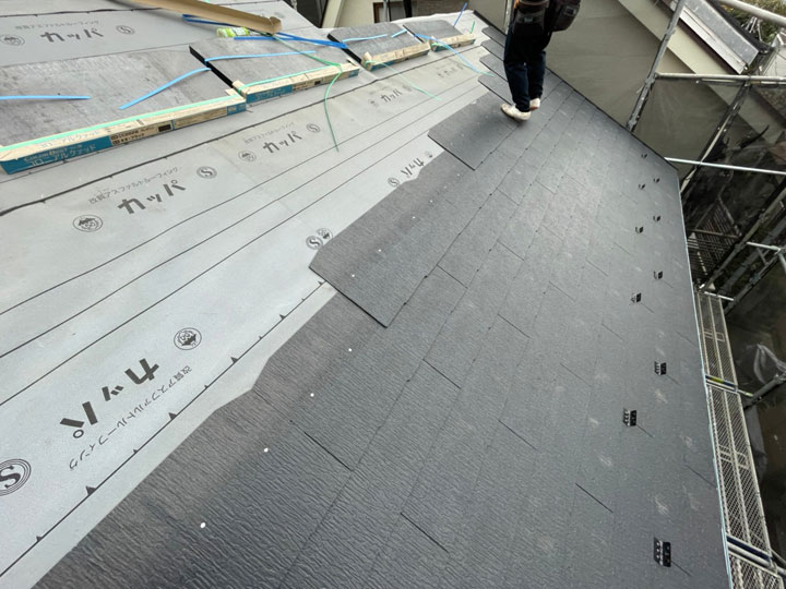 屋根の葺き替え途中