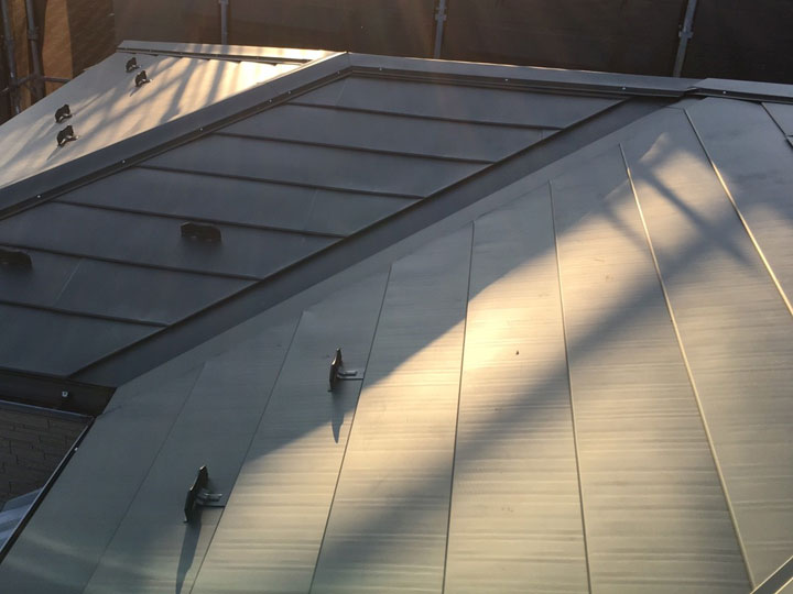 軽量で頑丈なガルバリウム鋼板の屋根