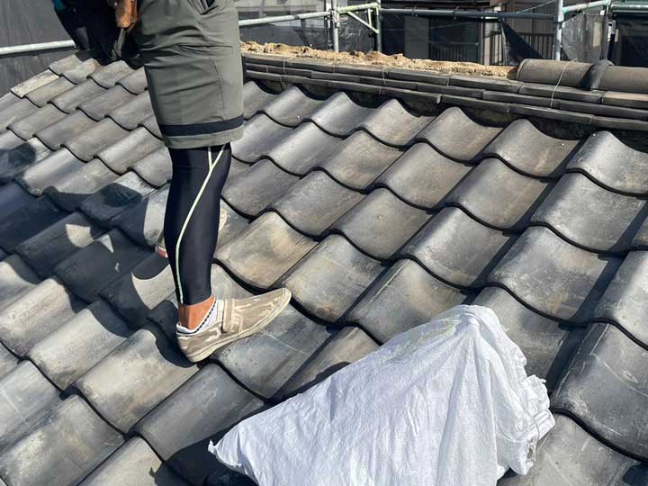 瓦屋根の棟のメンテナンスについて確認