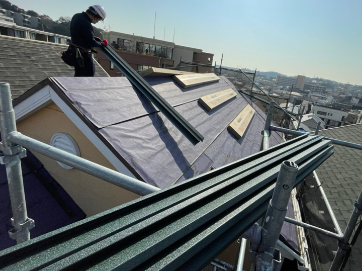 屋根リフォームの費用相場を実例を交えてご紹介!屋根葺き替えと屋根カバー工法を解説