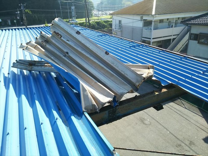 台風で屋根が飛ぶ原因とは？事前にやるべきチェックポイントと安心の台風対策