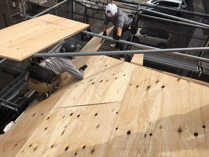 野地板を新しくしている様子