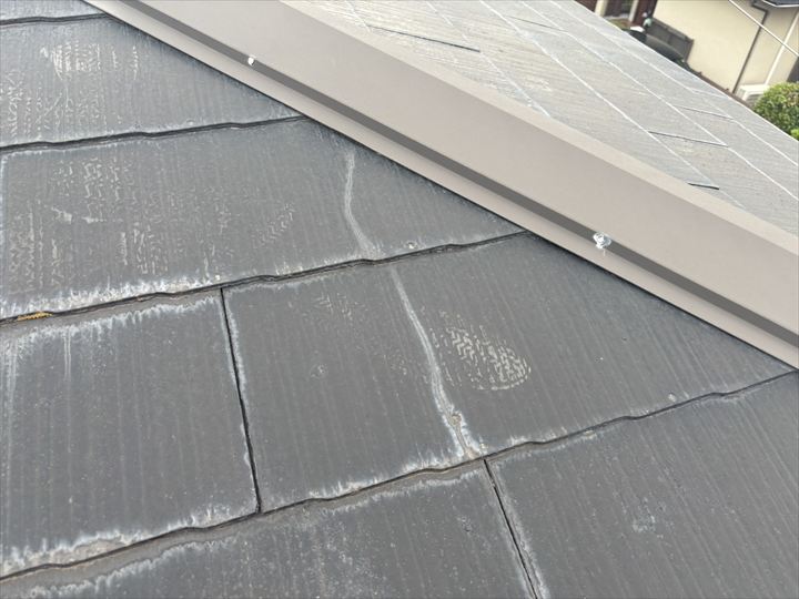 浦安市美浜で屋根点検、スレートの色あせと板金継ぎ目のシーリング劣化を確認