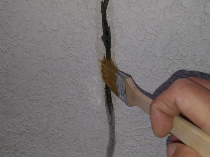 クラックを補修する様子