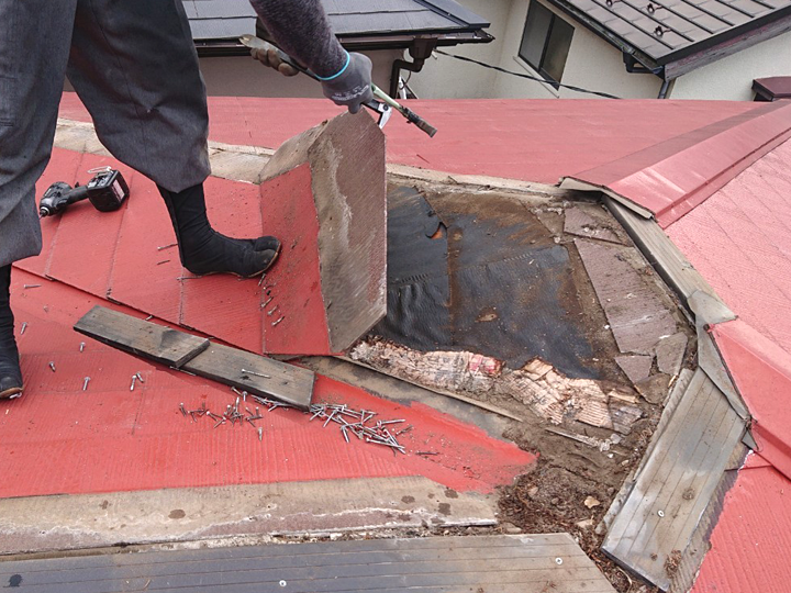 傷んでいる屋根の下地