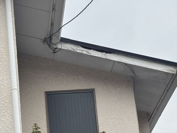 破風板の塗膜剥がれ