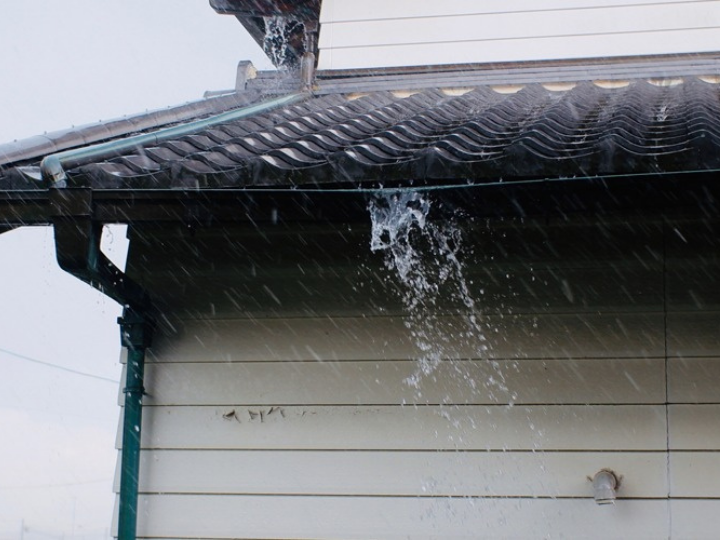 オーバーフローしてしまった雨樋